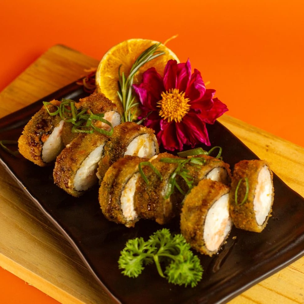 """Porção com 12 unidades de Hot Philadelphia, sushi empanado e crocante por fora, recheado com salmão fresco e cream cheese cremoso que derretem na boca a cada mordida. Preparado com arroz temperado na medida certa, é uma combinação irresistível de texturas e sabores, perfeito para compartilhar ou saborear sozinho."""