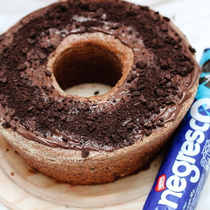 Bolo de chocolate com avelã e farelo de Negresco, artesanal, com sabor intenso.