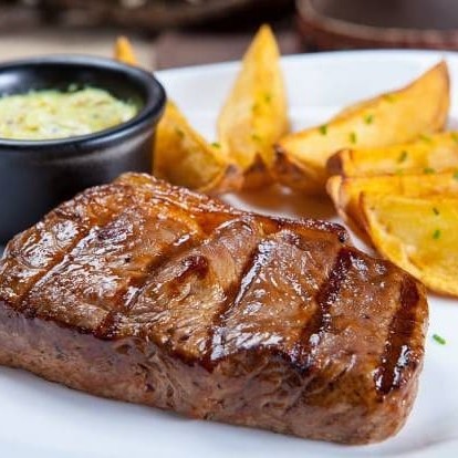 Top Sirloin Executivo 200g – Corte macio e suculento. Acompanha dois acompanhamentos cortesia à sua escolha, oferecendo uma experiência gourmet única e deliciosa. Embalagem com divisórias que pode ir ao freezer e ao micro-ondas com segurança e praticidade.