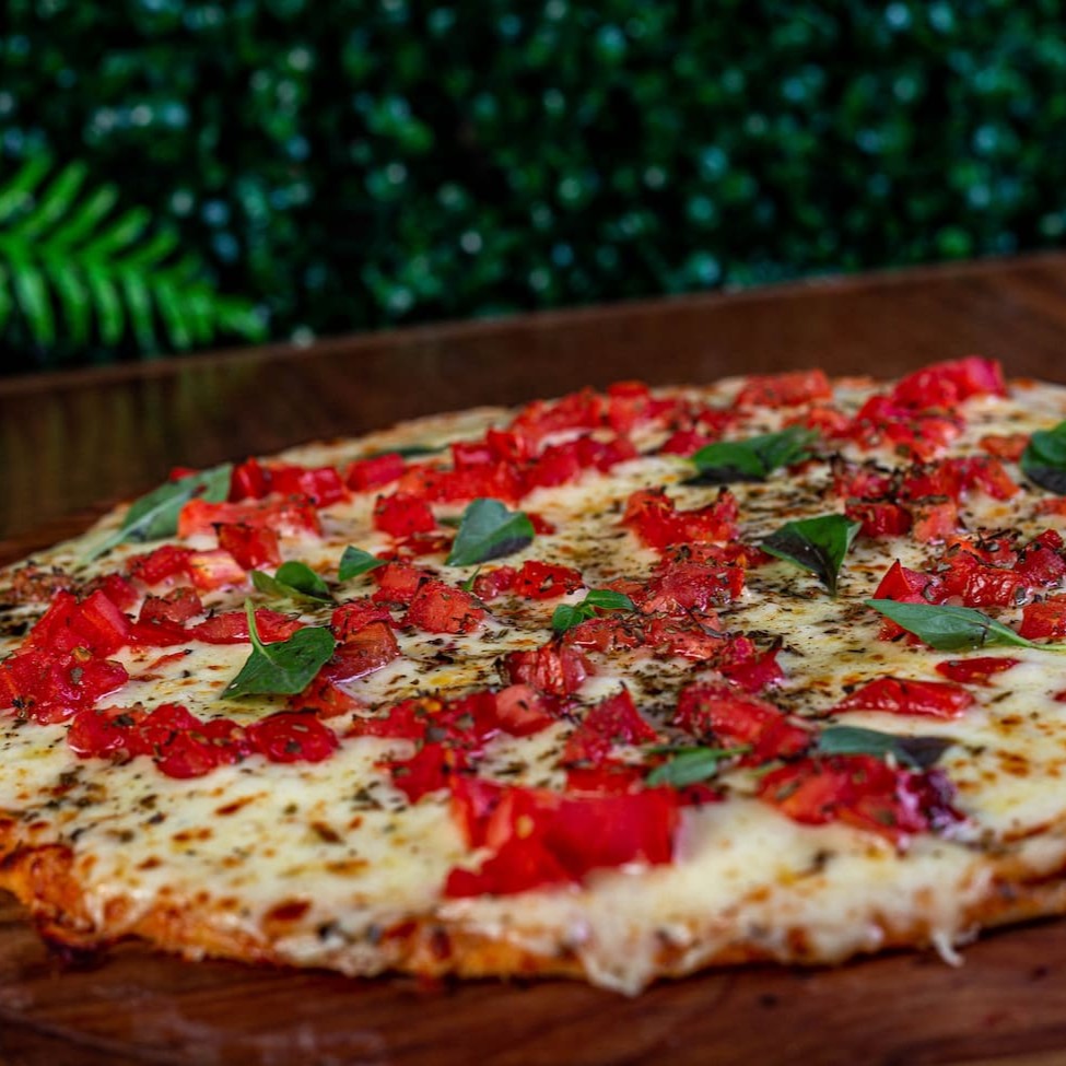 Molho caseiro, deliciosa muçarela derretida coberta por tomates frescos e manjericão e o melhor, no precinhoo