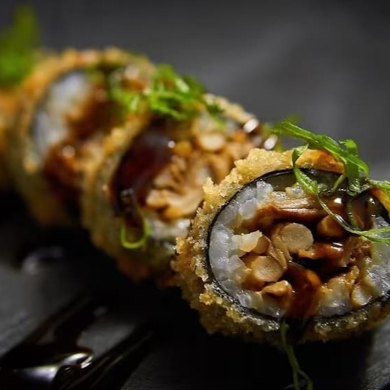 Hotholl vegetariano é um enrolado crocante de arroz e shimeji refogado na manteiga e shoyu por dentro e nori por fora empanado na farinha Panko e frito