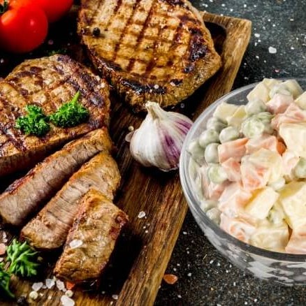 Arroz branco; Farofa; Vinagrete; Maionese 200g churrasco (Alcatra, Maminha, Filé ao alho e linguiça)