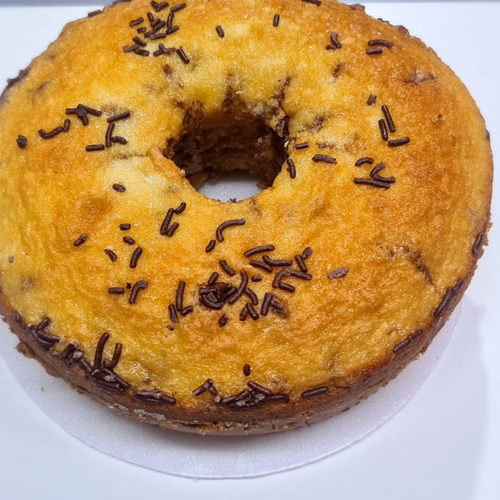 Bolo feito com chocolate granulado e coco ralado na massa