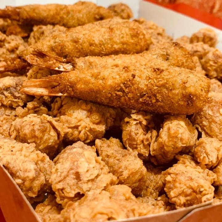 Delicioso Mix com Isca de Peixe e Camarão. Esse Combo contém 5 Unidades de Camarão Rosa Empanado.