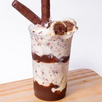 Combine diferentes sabores de sorvete com complementos e coberturas do seu jeito!