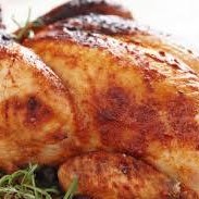 Delicioso frango assado com tempero caseiro assado na frangueira acompanhado com farofa. Foto meramente ilustrativa.