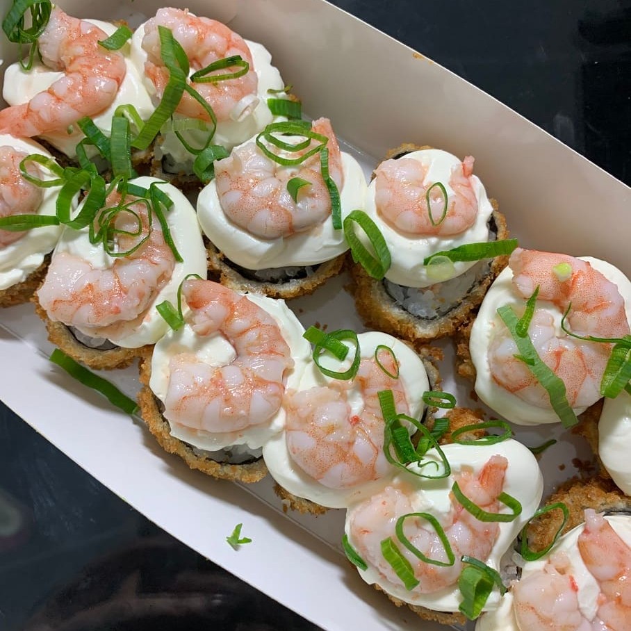 Salmão, creem cheese e cebolinha empanado e frito, com creem cheese e camarão por cima