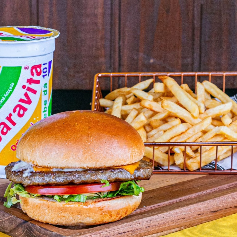 Experimente o delicioso X Burguer, feito com pão de brioche macio, carne suculenta, queijo derretido, salada fresquinha e nossa maionese especial. Uma explosão de sabores em cada mordida!