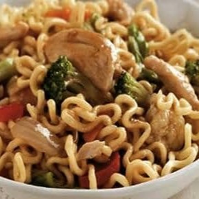 Yakisoba Frango 400g 12 Hot Filadélfia Harumaki de Banana c/ Doce de Leite