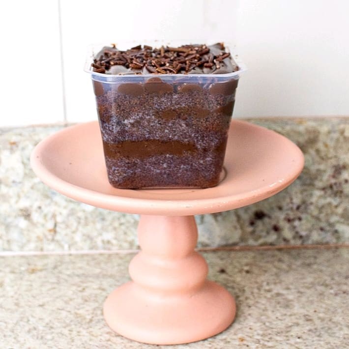 Massa fofinha de chocolate, creme de brigadeiro gourmet bem cremoso e finalização com granulado – 250ml.