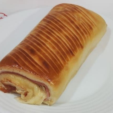 Joelho recheado com queijo e presunto, uma escolha perfeita para quem busca sabor e tradição.