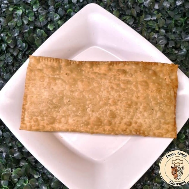 Nosso delicioso pastel doce, recheado de chocolate ao leite e chocolate branco.