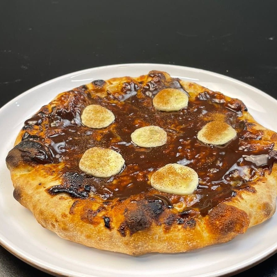Doce de leite, banana, canela, muçarela e ganache de chocolate ao blend