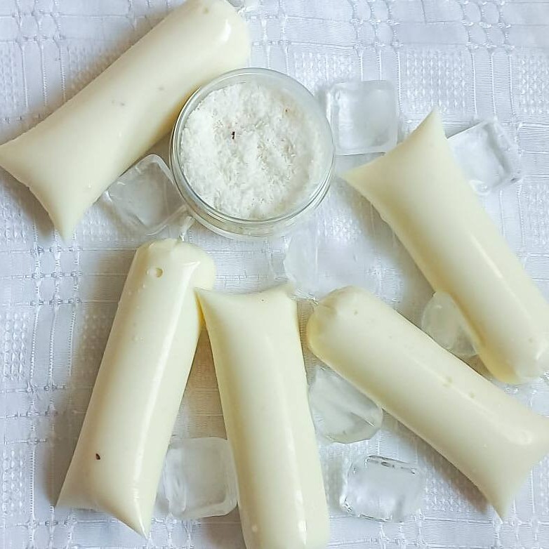 Delicie-se com nosso Sacolé Gourmet de Côco, com 150ml de pura refrescância. Uma combinação perfeita de côco fresco e cremoso, transformado em uma sobremesa gelada irresistível. Cada detalhe é pensado com carinho, desde a escolha dos ingredientes até a embalagem, para entregar a você uma experiência única e prazerosa. Nossos sacolés gourmet são uma evolução do tradicional, trazendo sofisticação e sabor incomparável. Aprecie o sabor autêntico do côco em cada pedaço deste Sacolé Gourmet.  #Vemsergourmet