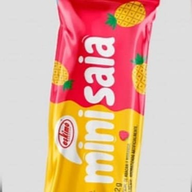 Picolé metade morango, metade abacaxi.