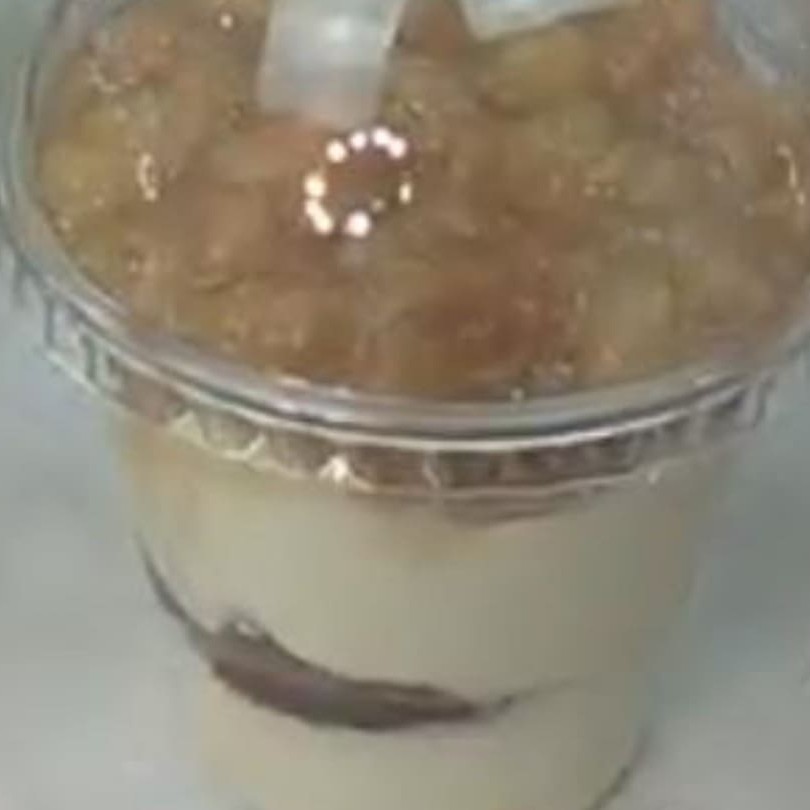 Creme de pave com banana caramelizada e biscoito maisena