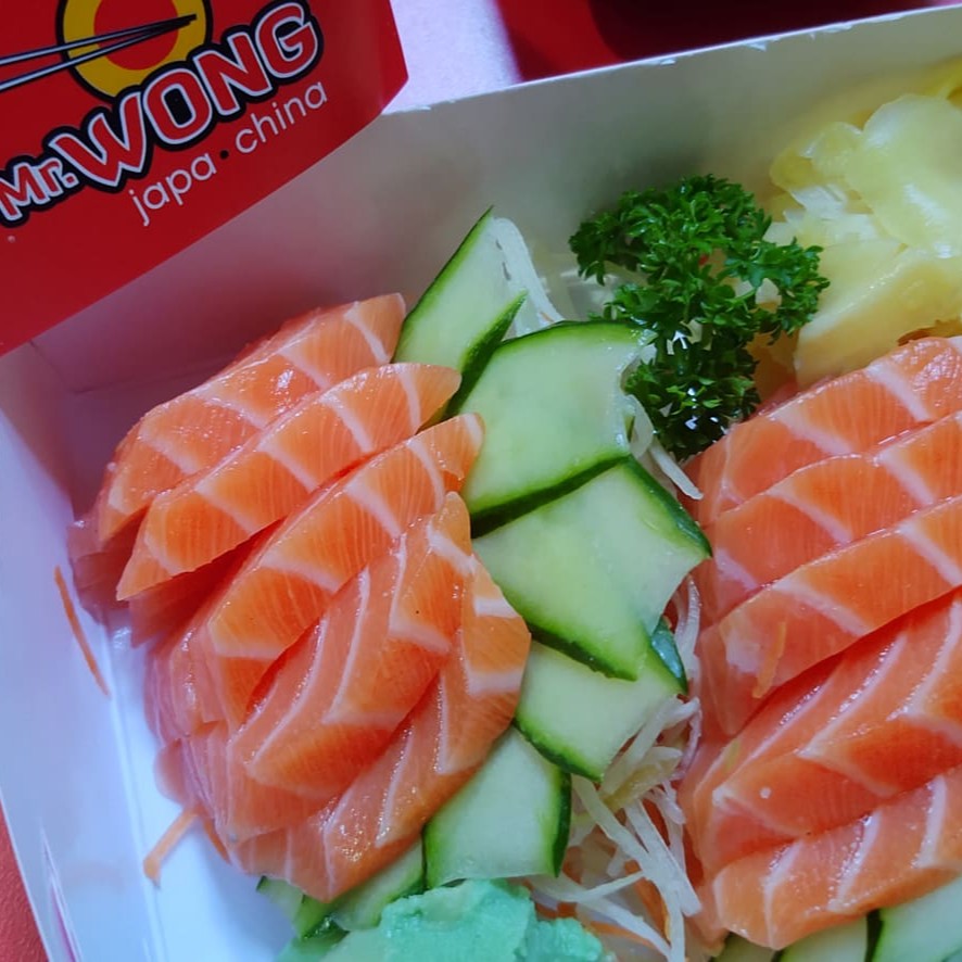 Filet de salmão finamente cortado c/ molho picante