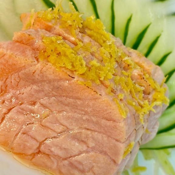 **Novidade** 5 fatias de salmão maçaricado, finalizadas com azeite trufado italiano, com raspas de limão siciliano e com flor de sal.