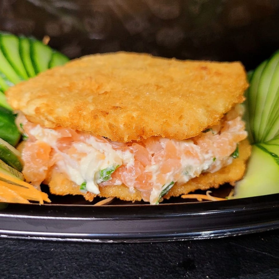 Corte de salmão empanado, recheado com salmão em cubo, cream cheese e cebolinha.