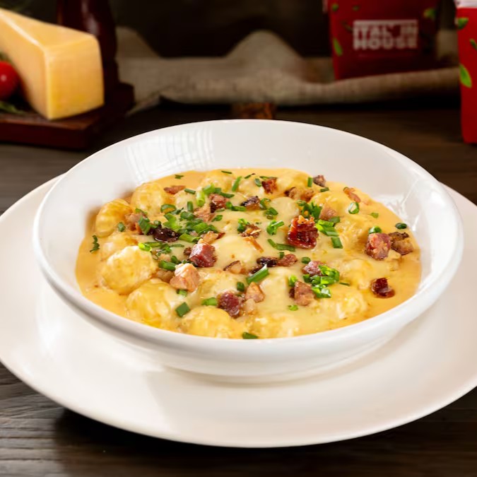 Cheddar cremoso e irresistível. Combinado com um toque de bacon. Ideal para nossas massas e nhoque, este molho traz uma explosão de sabor e indulgência. Temos a versão com carne também. Finalizado com queijo e cebolinha. (aprox. 800g)