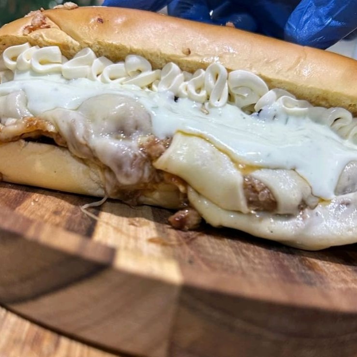 Pão Baguete de Alho Parmesão selado na Manteiga, Pasta de Alho, Pernil Desfiado (Uma Delícia), Queijo Derretido e Cream Cheese