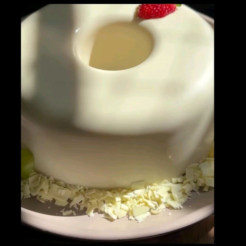 Chocolate branco , com recheio de salada de fruta