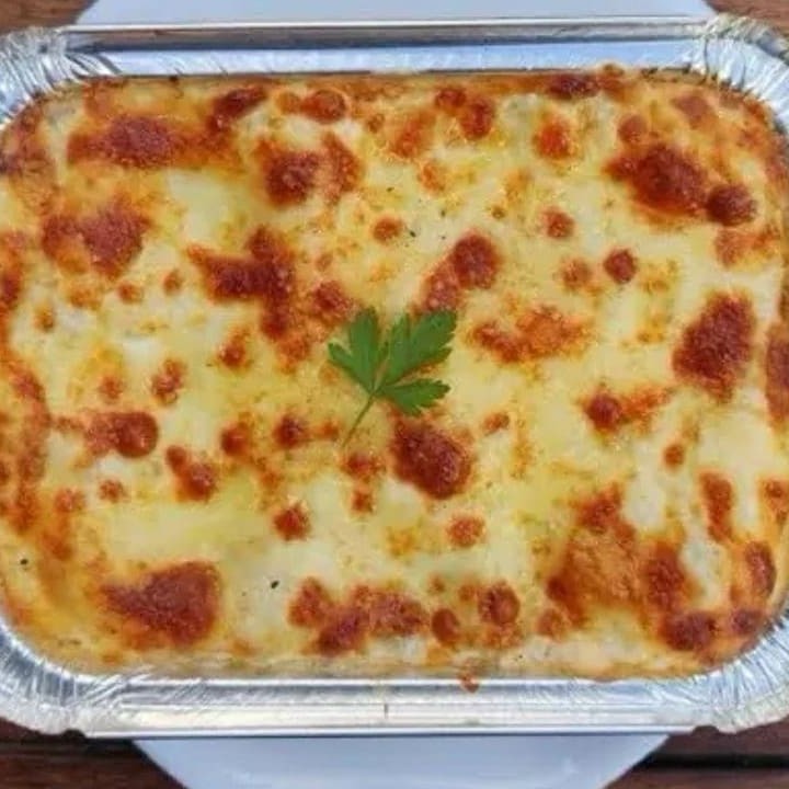 Descubra o sabor incomparável de nossa 'Lasanha', uma harmoniosa combinação de camadas generosas de bolonhesa suculenta, camarão fresco e tenro, frango bem temperado, costela desmanchando de tão macia e calabresa defumada. Cada garfada é uma experiência única, que faz jus à categoria 'Lasanha'. Um prato preparado com dedicação e ingredientes de altíssima qualidade, que certamente irá surpreender e encantar o seu paladar.
