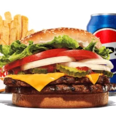 Um hambúrguer com duas carnes bovinas grelhadas de 113g, pão com gergelim, queijo derretido, picles, salada fresca (alface, cebola, tomate), ketchup e maionese bk. Acompanha batata frita e bebida.