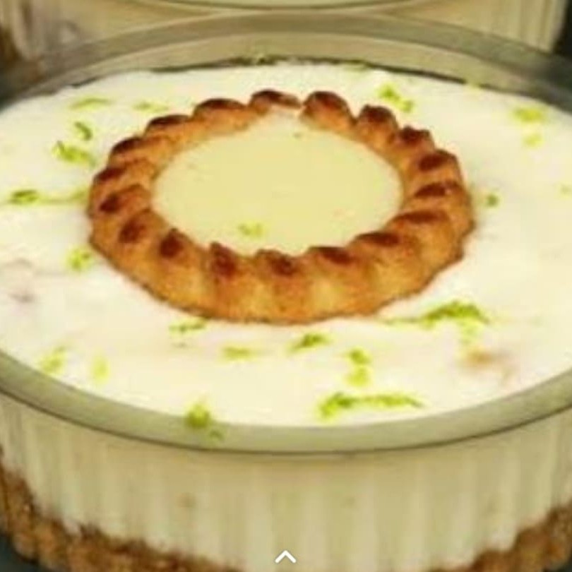 Biscoito de maisena triturado, mousse de limão com enfeite de biscoito de tortinha de limão com raspa de limão