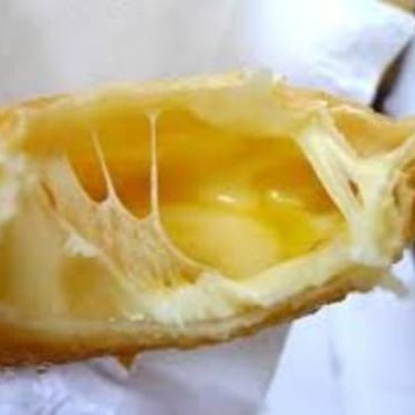 Pastel Queijudo  Para os apaixonados por queijo, esse é o queridinho! Recheado com uma mistura irresistível de mussarela derretida, Catupiry cremoso, cheddar marcante e  parmesão ralado que dá o toque final.  Um pastel simples na ideia, mas gigante no sabor!  imagem ilustrativa.