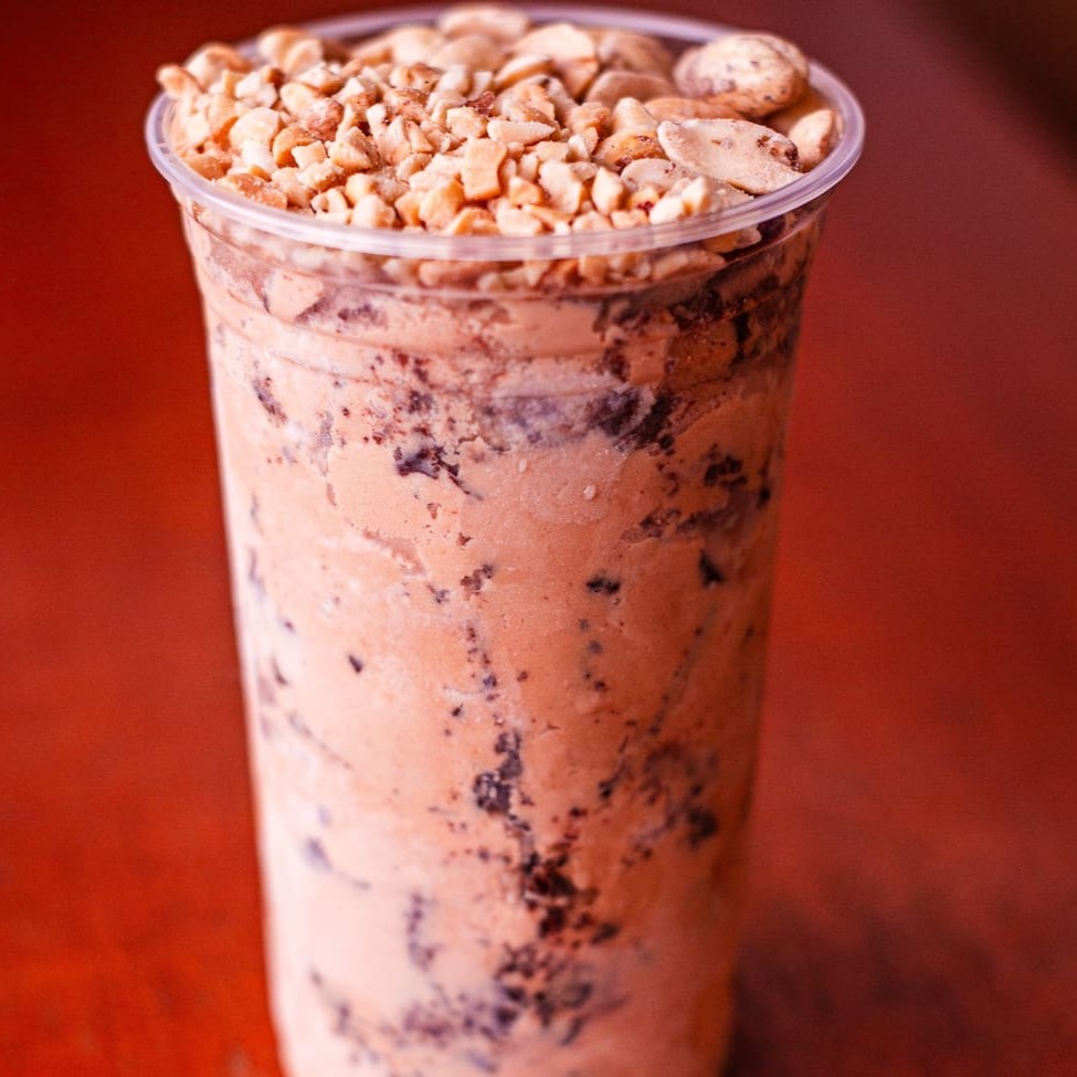 Combine diferentes sabores de sorvete com complementos e coberturas do seu jeito. Açaí do Popeye.