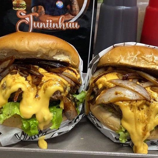 Pão Brioche, Carne Artesanal, Queijo Cheddar, Creme de Cheddar, Cebola no Shoyu, Salada e Molhos