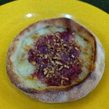 Mussarela com carne seca e alho crocante