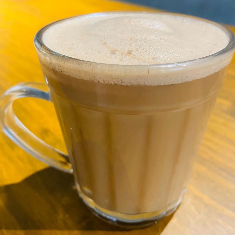 (200ml) Chá preto com leite de aveia.