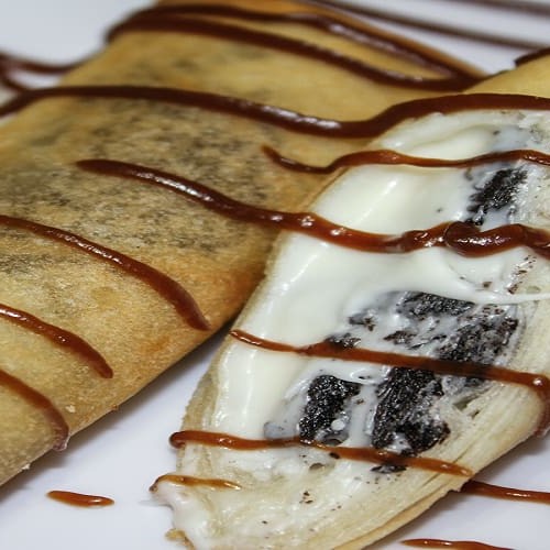 Dupla com pedaços de biscoito óreo com chocolate branco