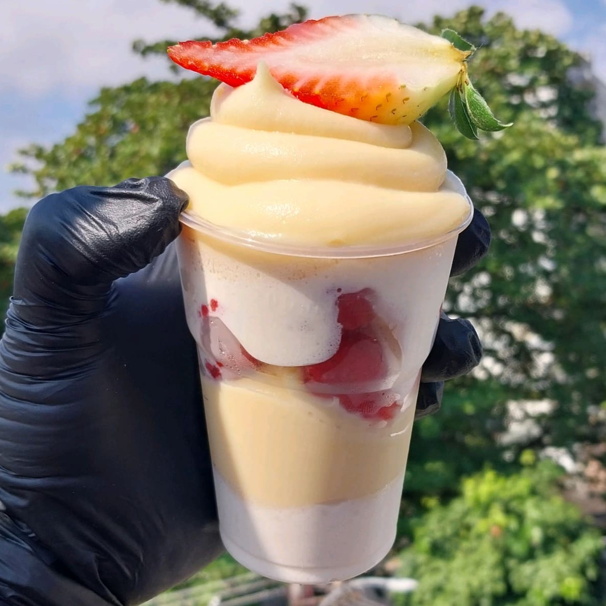 Copo de 200 ml recheado com nosso mousse de leite ninho , creme de leite ninho e morangos frescos selecionados