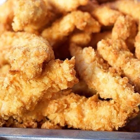 Apresentamos a você as deliciosas 'Tirinhas de Frango à Milanesa + 2 complementos', um prato que pertence à nossa categoria 'Viciantes'. Esta maravilha gastronômica é composta por arroz branco perfeitamente cozido e feijão fresco, acompanhados de suculentas tirinhas de frango à milanesa, crocantes e douradas. Ainda, você tem a liberdade de escolher mais dois complementos para personalizar e enriquecer ainda mais a sua experiência culinária. Prepare-se para uma refeição irresistível e saborosa!