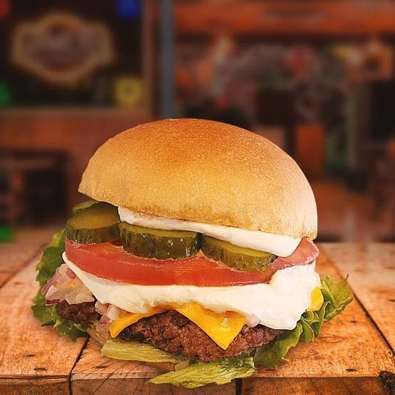 Pão, Blend de 100g Prensado na chapa com aquela crostinha, Queijo Cheddar, Cebola roxa picadinha, tomate, picles, alface e cream cheese.