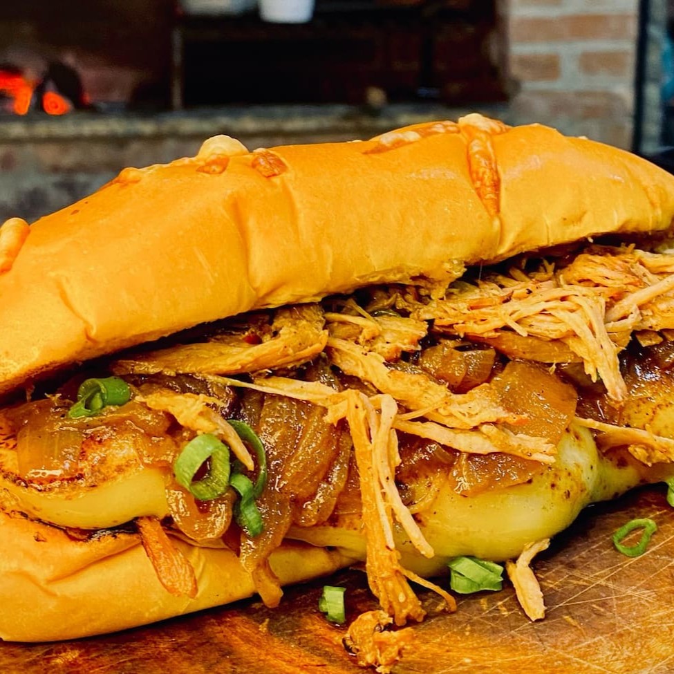 Pão De Alho Costela Defumada na Brasa e Desfiada, Bastante Queijo, Cream Cheese, Cebola Caramelizada e Maionese Temperada da Casa no Pão Baguete de Parmesão Selado na Manteiga