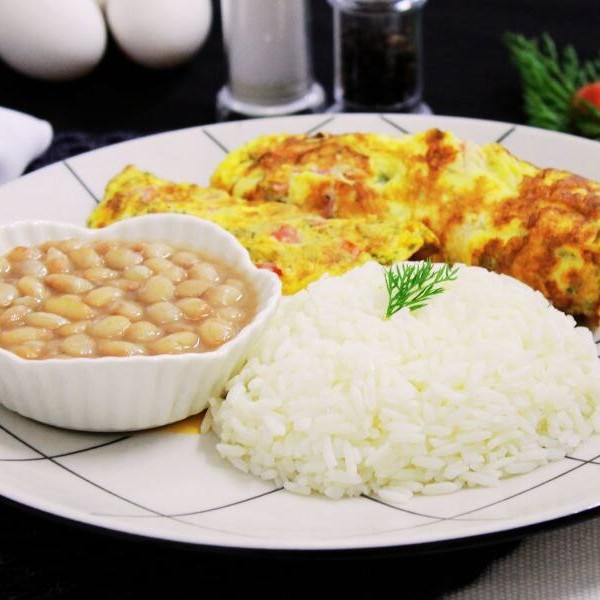 Delicioso e caprichado omelete com presunto, queijo e tomate, acompanhado de arroz branco, feijão preto, farofa e salada de legumes...
