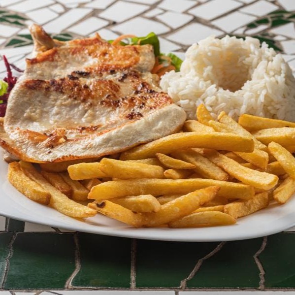 Arroz com fritas ou legumes e ainda feijão ou farofa