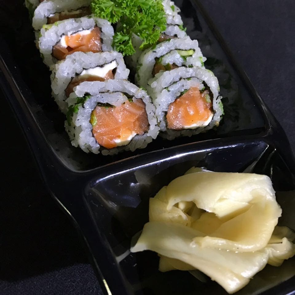 Arroz, alga, salmão creem chesse e cebolinha