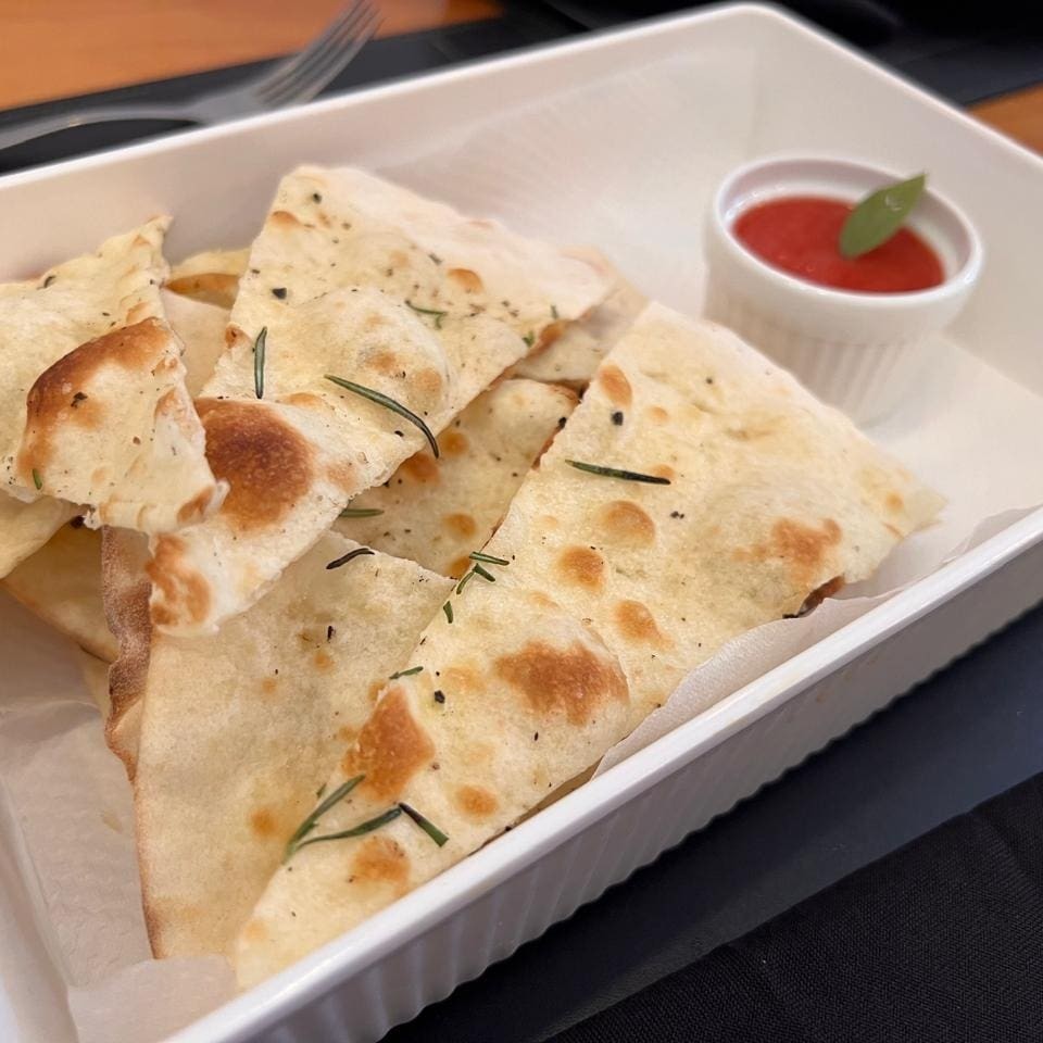 Massa artesanal fina, acompanha molho pomodoro.