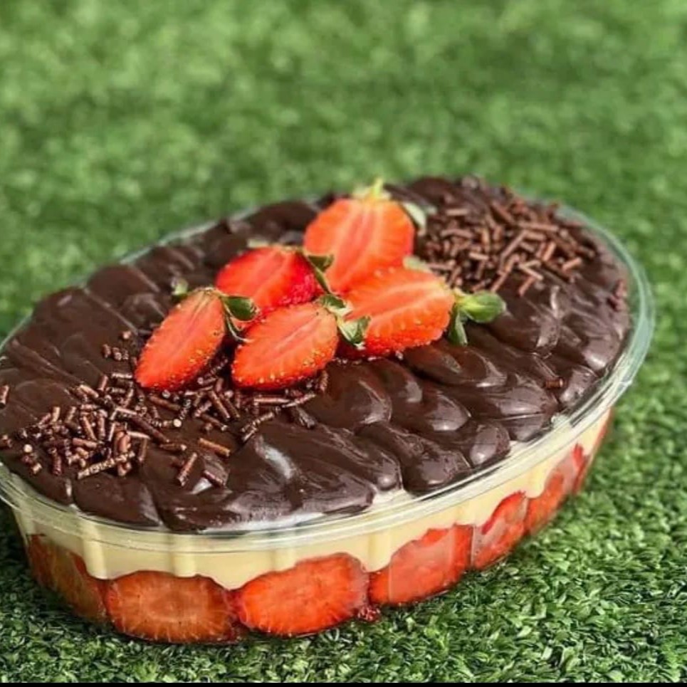 Uma combinação irresistível de morangos frescos com creme de moça e brigadeiro cremoso, sobre uma base delicada e macia. Ideal para compartilhar em momentos especiais com a família ou amigos.