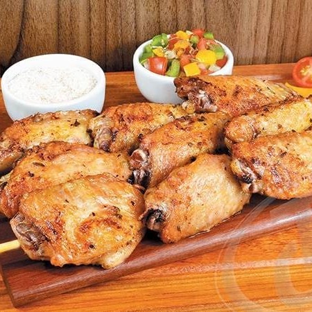 Delicioso espeto de tulipa de frango, preparado com cortes selecionados, macios e bem temperados para garantir sabor e suculência em cada mordida. Ideal para churrascos, almoços em família ou encontros com amigos.