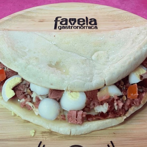 Saboreie nossa irresistível Crepioca de Calabresa, uma opção deliciosa e saudável dentro de nossa categoria 'Tapiocas Fitness'. Este prato, ricamente recheado com calabresa suculenta e temperada, é harmoniosamente acompanhado por queijo derretido de primeira qualidade. Além disso, oferecemos uma variedade de adicionais para que você possa personalizá-lo de acordo com suas preferências. Experimente essa experiência gastronômica única e satisfatória! Por favor, considere que a foto é ilustrativa.