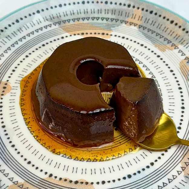 Pudim de chocolate lisinho e cremoso feito com leite condensado, chocolate em pó e calda de caramelo :) A Cake Shot não altera e/ou adiciona ingredientes aos produtos já formulados. Escrevemos bilhetes Apenas na compra do mesmo que está disponível no começo do cardápio. - 120g Pudim - Mini pudim - Sobremesa - Caramelo - Pudim de chocolate - Promoção