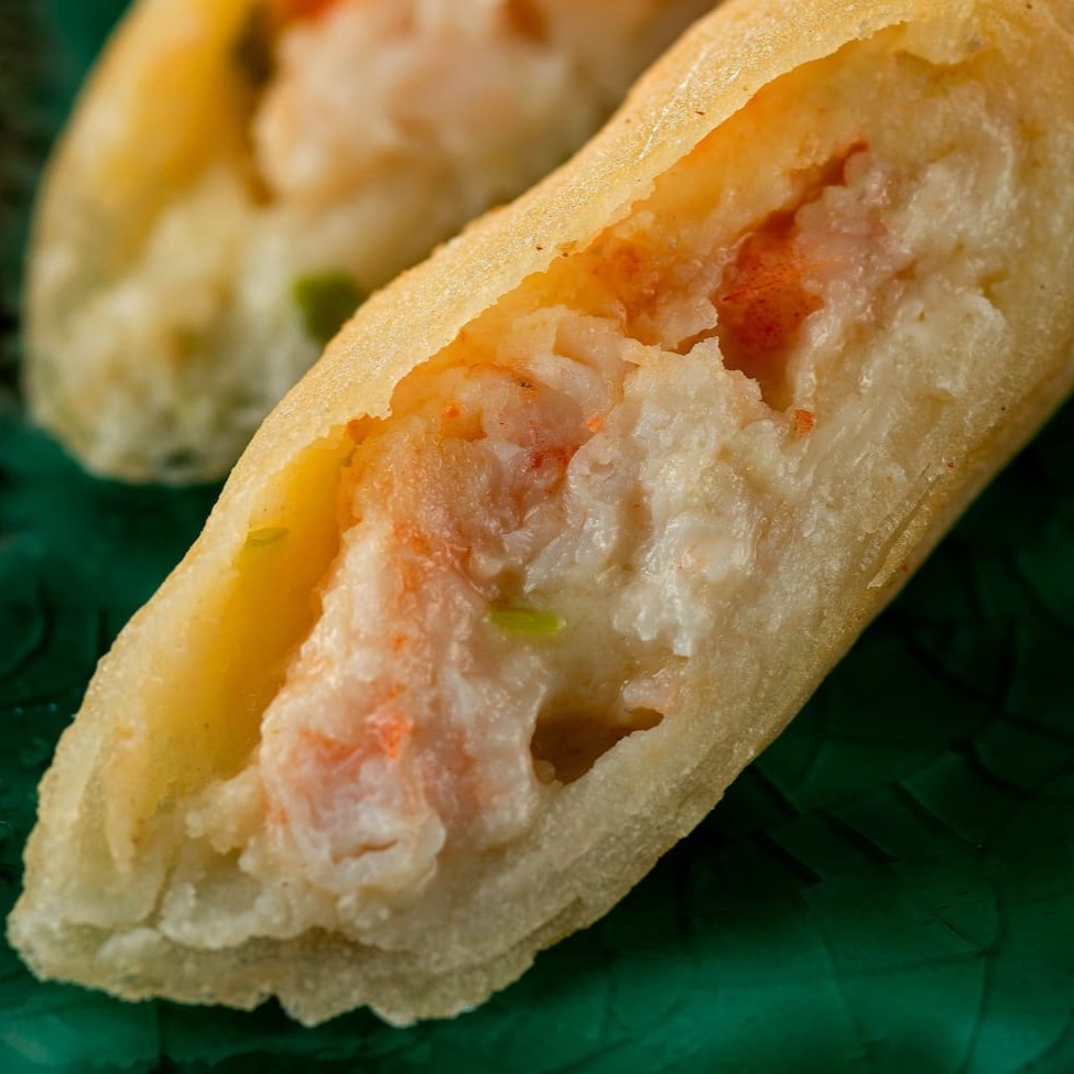 2 unidades do nosso delicioso bolinho primavera recheado com camarão cremoso e acompanhado de um molhinho agridoce super especial