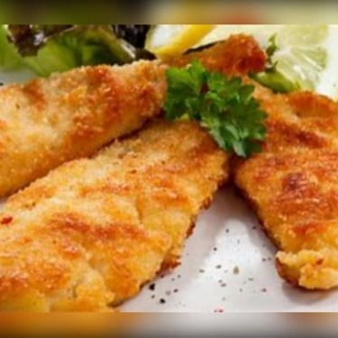 Acompanha um delicioso arroz feijão com tempero de vó file de peixe amilanesa crocante e um pure de batata decicioso