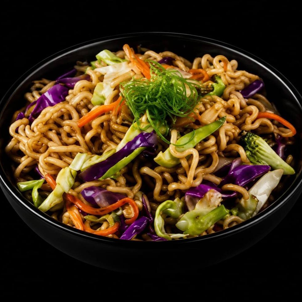 Macarrão oriental, repolho roxo, repolho verde, cenoura e temperos especiais.